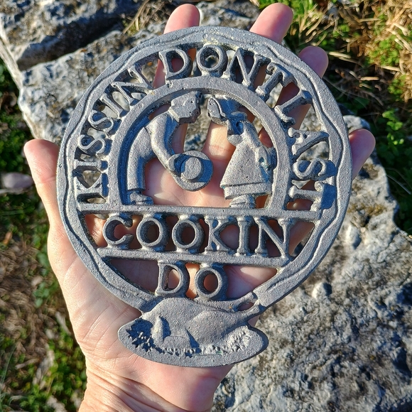 VTG cast iron Americana folk art style trivet, Americana kitchen - Picture 2 of 7